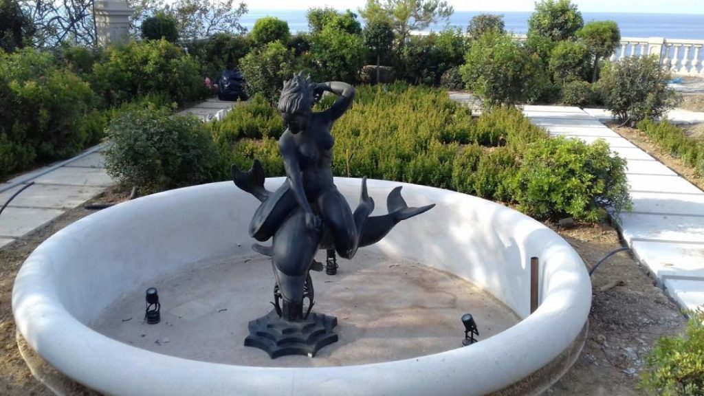 Installation de fontaine de jardin à Cannes pour un aménagement extérieur